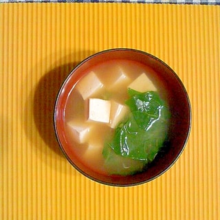 ツルムラサキと豆腐の味噌汁♪